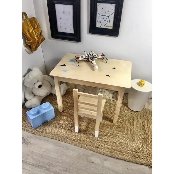 Wnętrze z Gustem Stolik i krzesełko dla dziecka biurko z otwieranym blatem